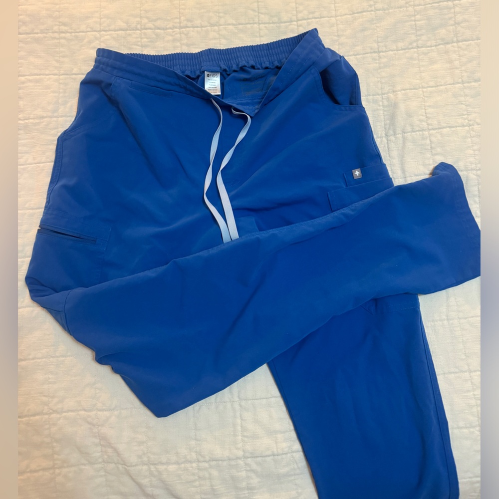 FIGS Technical Collection Women’s Blue Scrubs
Top size S
Pants are size M/T